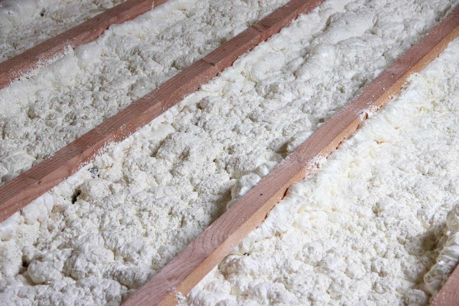 Isolation des combles avec laine de verre ou isolant projeté pour réduire les déperditions de chaleur dans une maison à Saverne 67